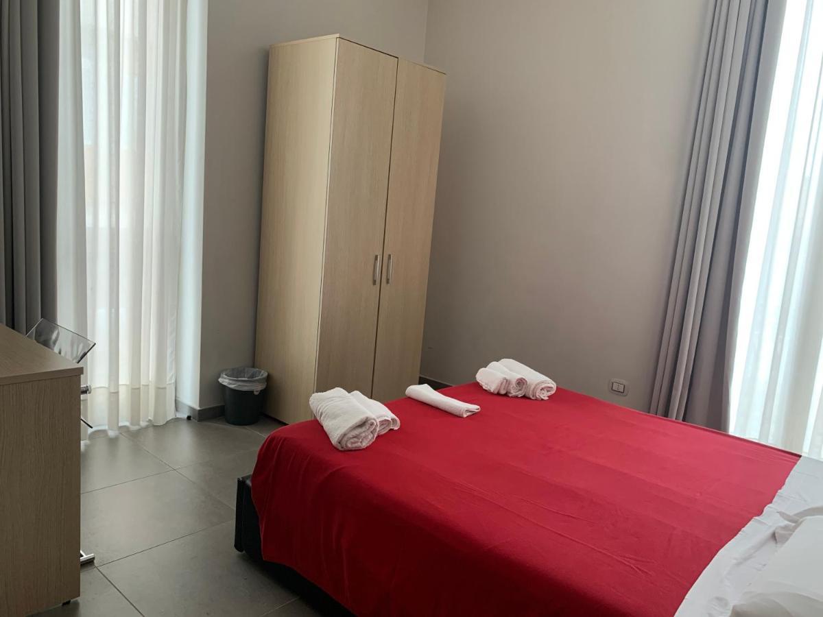 Palazzo 41 Rental Rooms San Pietro Vernotico Buitenkant foto